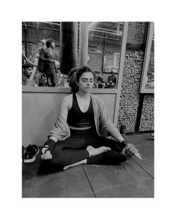 Riddhi Dogra feet photo 9