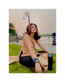 Riddhi Dogra feet photo 8