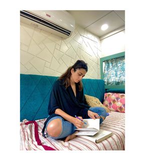 Riddhi Dogra feet photo 2