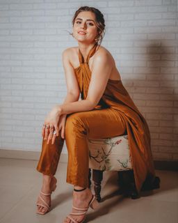 Riddhi Dogra feet photo 10