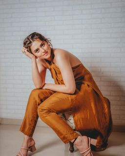 Riddhi Dogra feet photo 9
