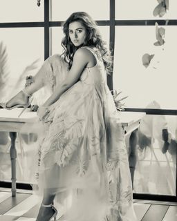 Riddhi Dogra feet photo 20