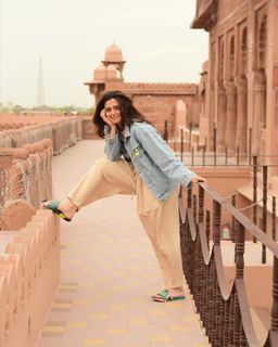 Riddhi Dogra feet photo 18