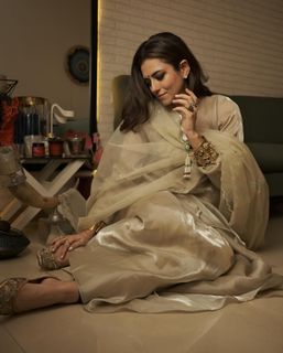 Riddhi Dogra feet photo 13