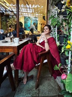 Riddhi Dogra feet photo 9