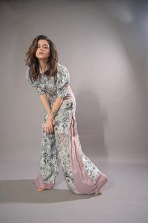 Riddhi Dogra feet photo 13