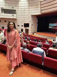 Riddhi Dogra feet photo 17