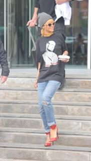 Rihanna feet photo thumbnail