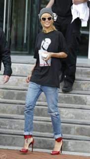 Rihanna feet photo thumbnail