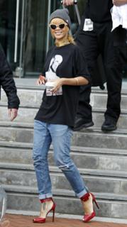 Rihanna feet photo thumbnail