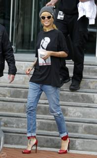 Rihanna feet photo thumbnail