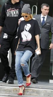 Rihanna feet photo thumbnail