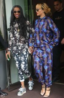 Rihanna feet photo thumbnail