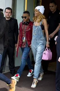 Rihanna feet photo thumbnail