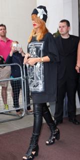 Rihanna feet photo thumbnail