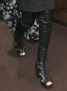 Rihanna feet photo thumbnail