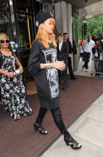 Rihanna feet photo thumbnail