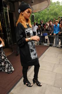 Rihanna feet photo thumbnail