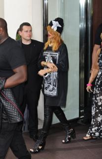 Rihanna feet photo thumbnail