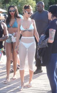 Rihanna feet photo thumbnail