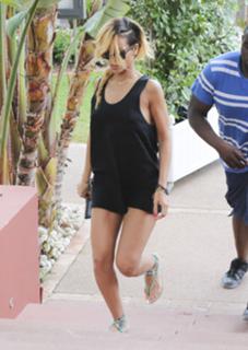 Rihanna feet photo thumbnail