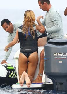 Rihanna feet photo thumbnail