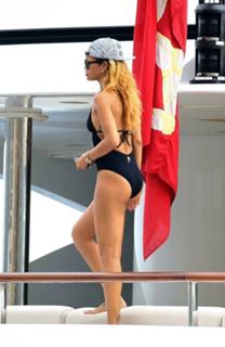 Rihanna feet photo thumbnail