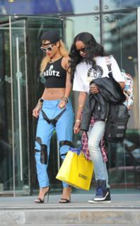 Rihanna feet photo thumbnail