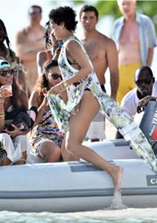 Rihanna feet photo thumbnail