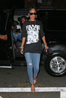 Rihanna feet photo thumbnail