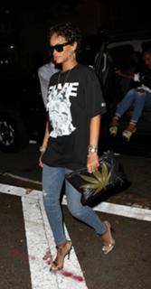 Rihanna feet photo thumbnail