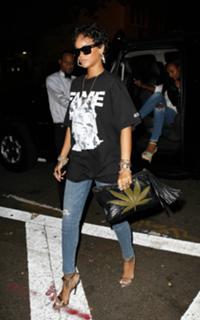 Rihanna feet photo thumbnail
