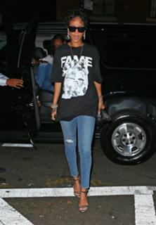Rihanna feet photo thumbnail
