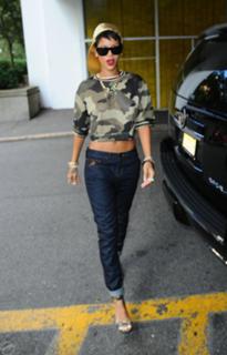 Rihanna feet photo thumbnail