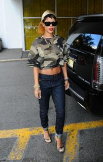 Rihanna feet photo thumbnail