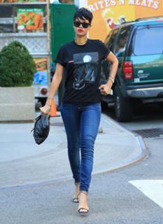 Rihanna feet photo thumbnail
