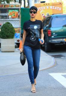 Rihanna feet photo thumbnail