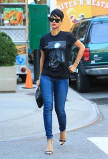 Rihanna feet photo thumbnail
