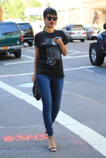 Rihanna feet photo thumbnail