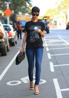 Rihanna feet photo thumbnail