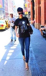 Rihanna feet photo thumbnail