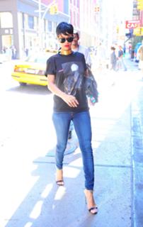 Rihanna feet photo thumbnail