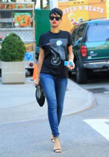 Rihanna feet photo thumbnail