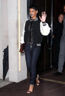 Rihanna feet photo thumbnail