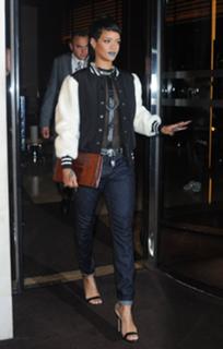 Rihanna feet photo thumbnail