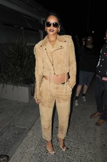 Rihanna feet photo thumbnail