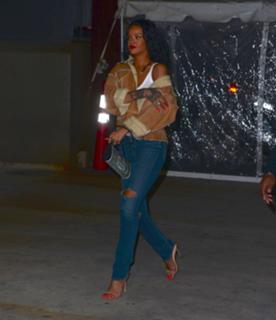 Rihanna feet photo thumbnail