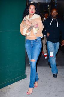 Rihanna feet photo thumbnail