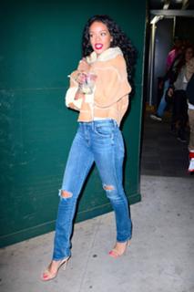Rihanna feet photo thumbnail