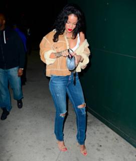 Rihanna feet photo thumbnail